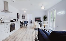 Stylish New-Build, Free Parking, 20-Minute Walk To City Centre